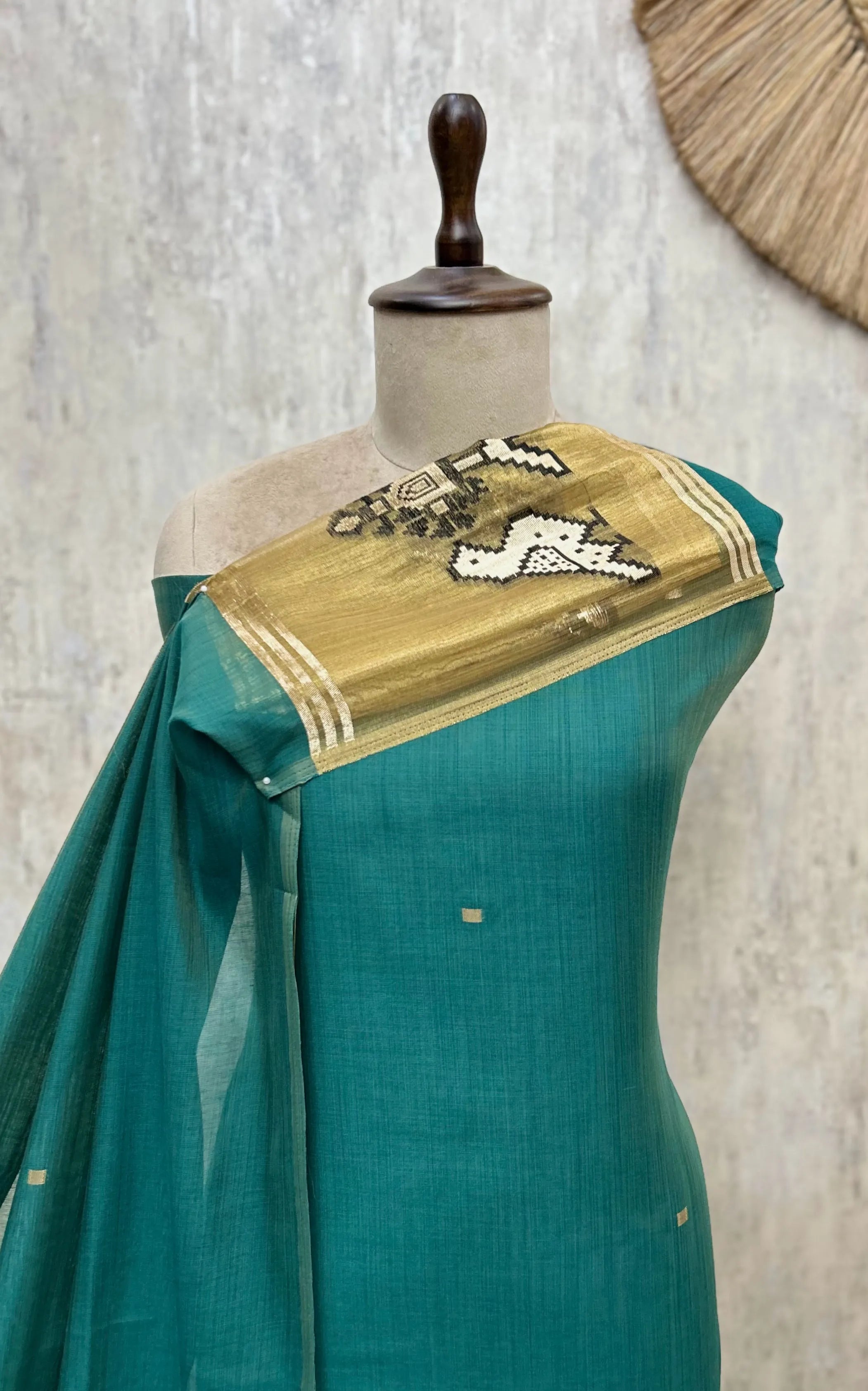 Artistry in Weave Jamdani Linen Unstitched Suits