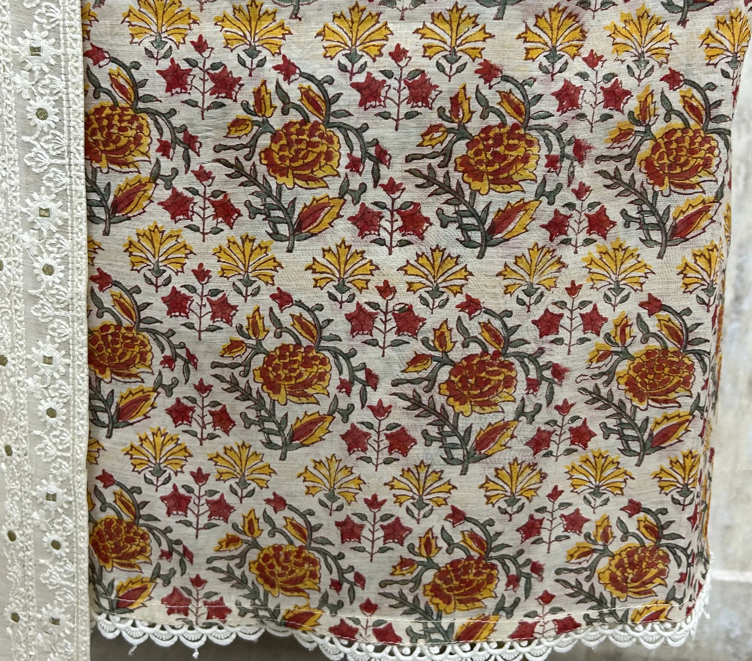 Elegant Floral Ethnic mul cotton Unstitched Suit