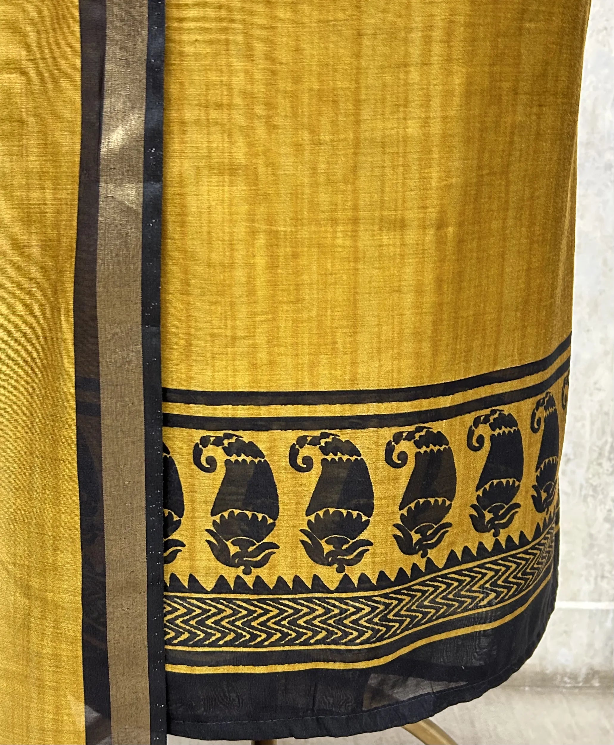 Crimson Border Elegance Maheshwari Unstitched Suit