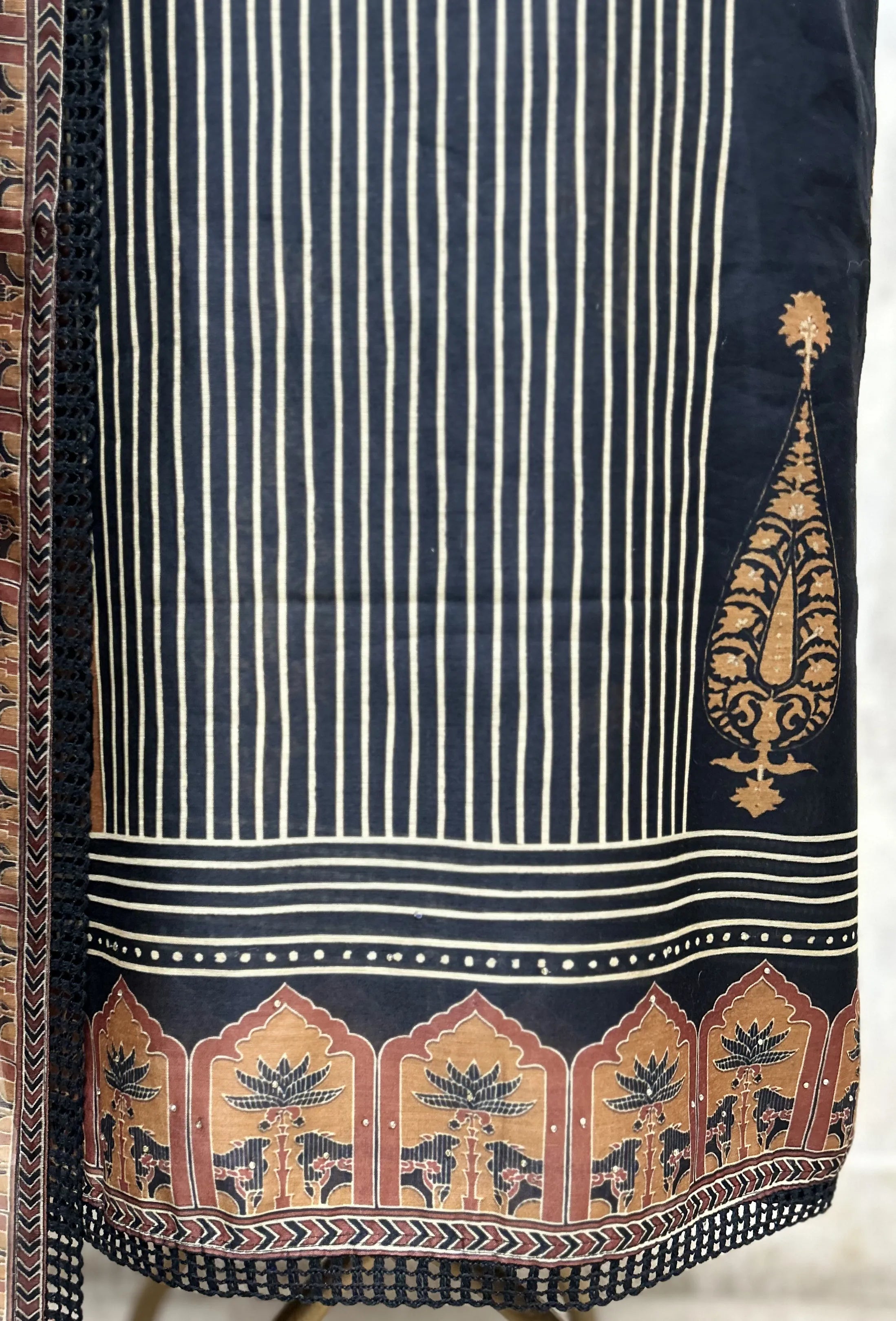 Regal blend of traditional Maheshwari Unstitched Suit