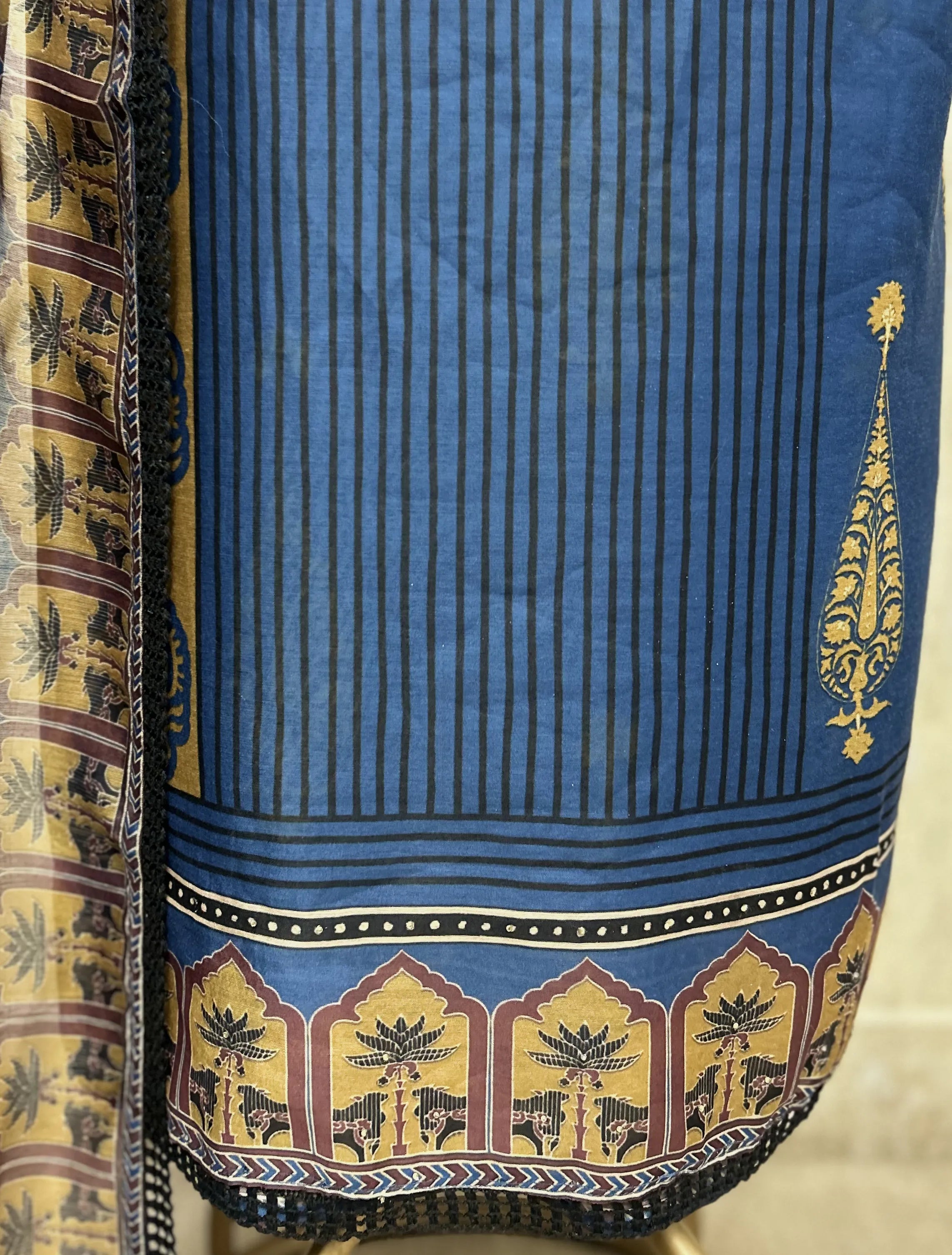 Regal blend of traditional Maheshwari Unstitched Suit