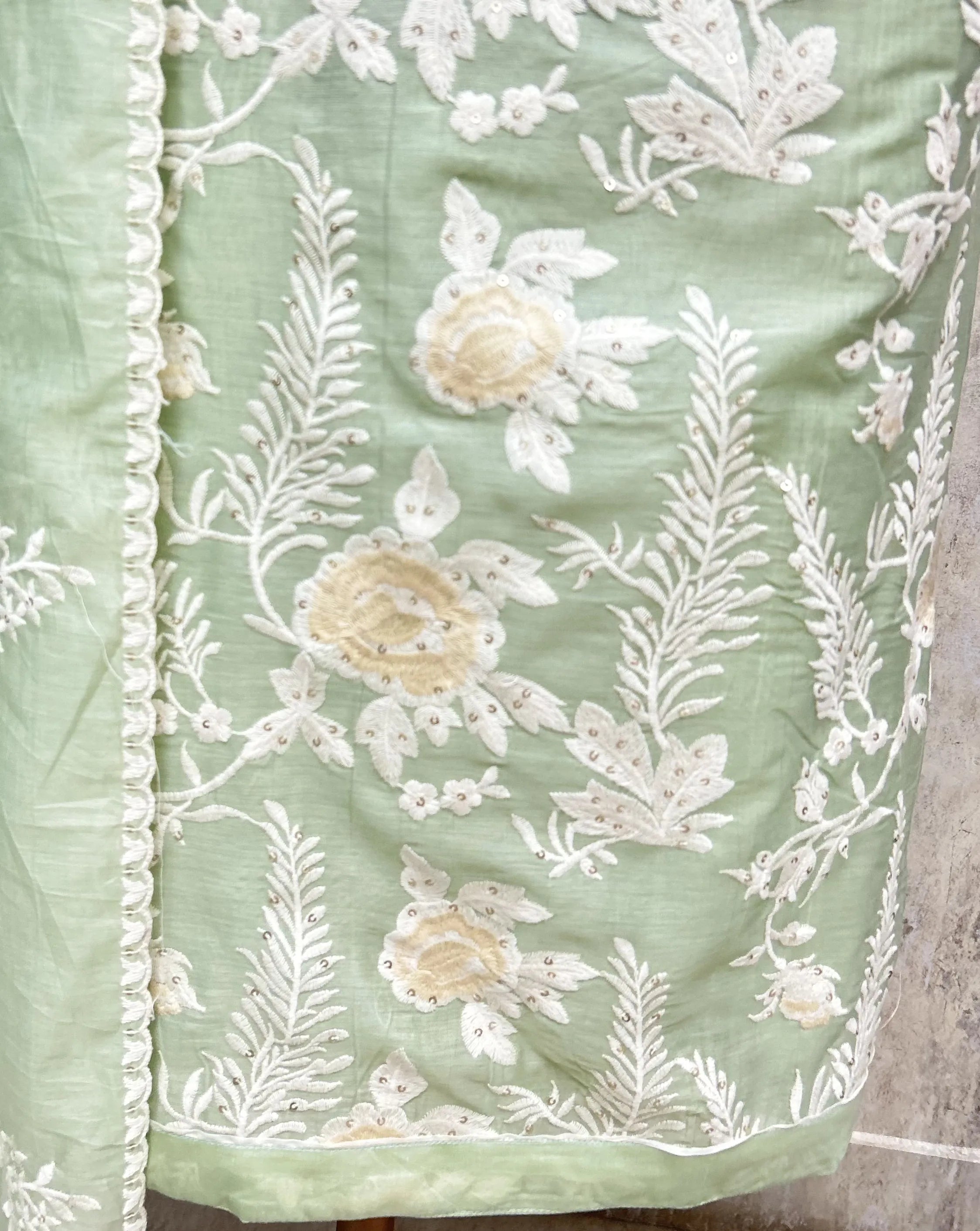 Whispering Flora Mul Unstitched Suit