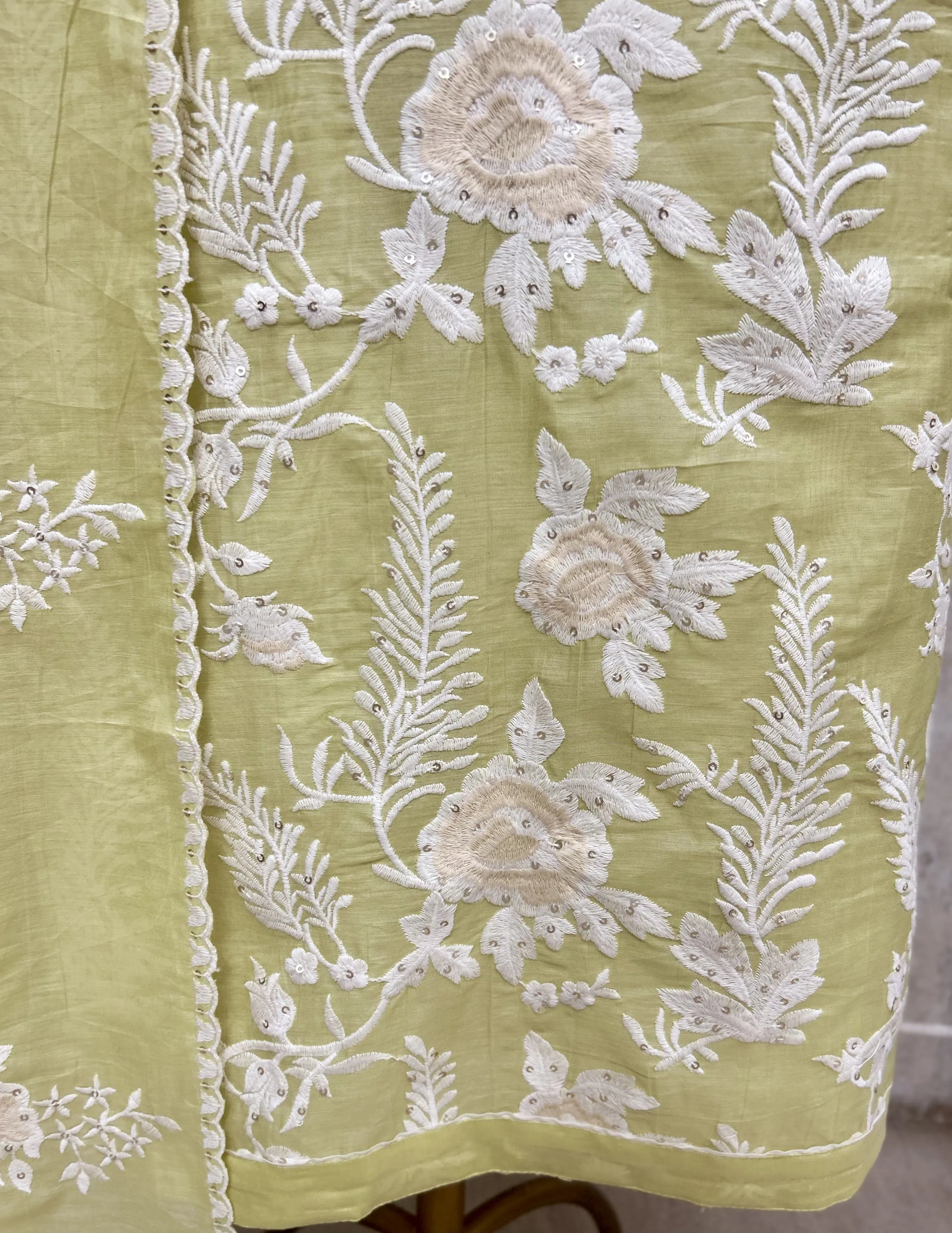 Whispering Flora Mul Unstitched Suit