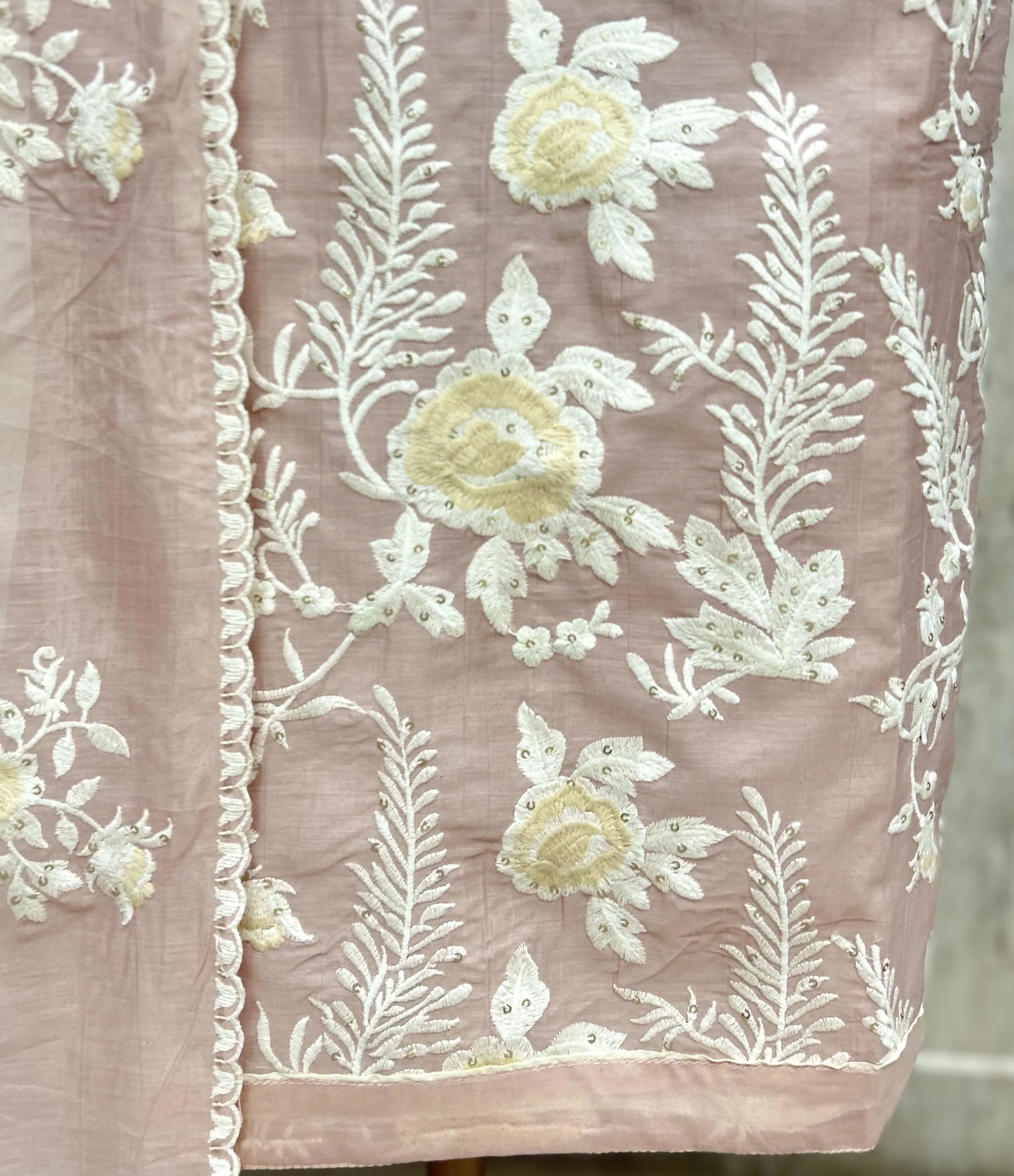 Whispering Flora Mul Unstitched Suit