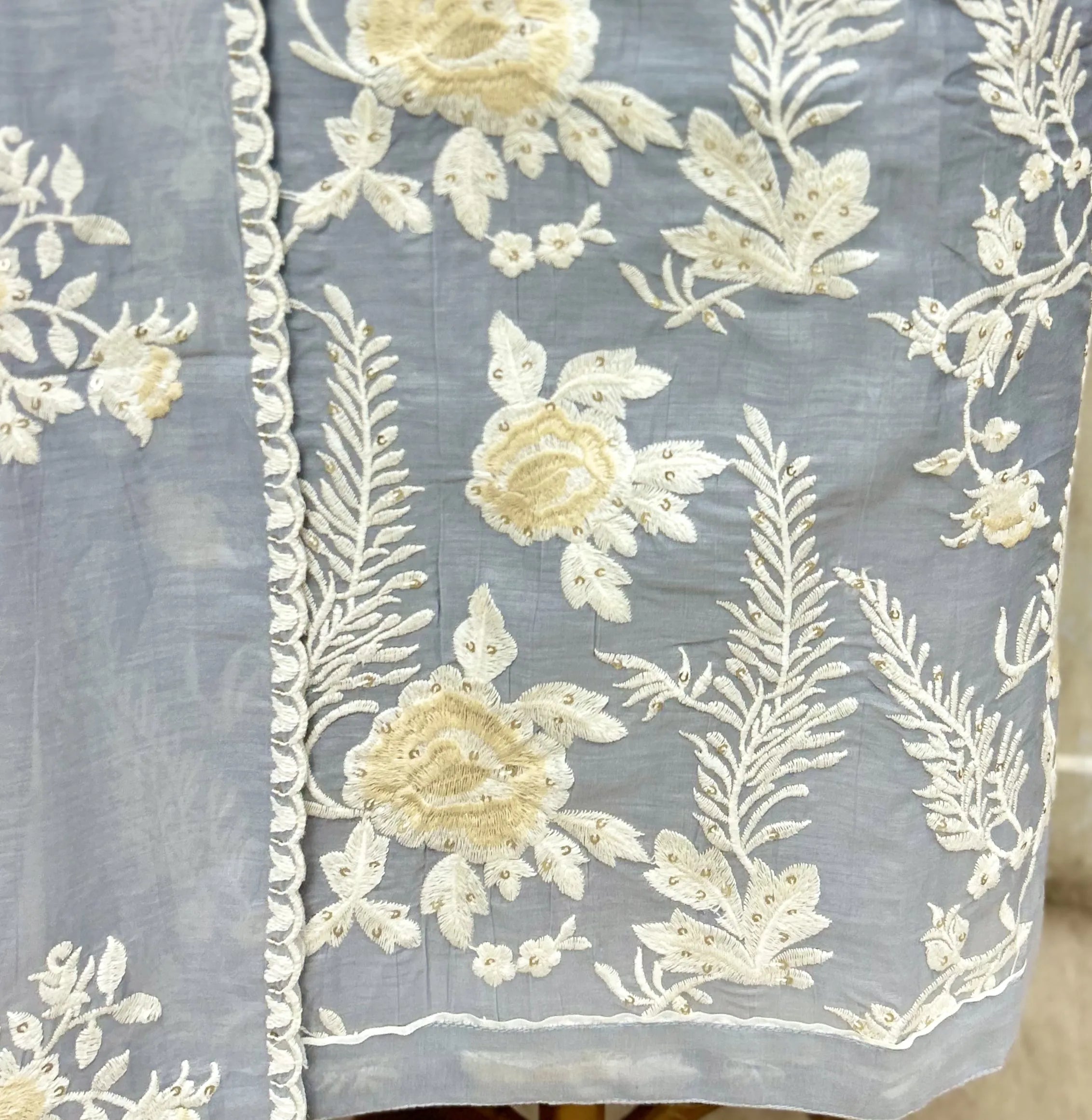 Whispering Flora Mul Unstitched Suit