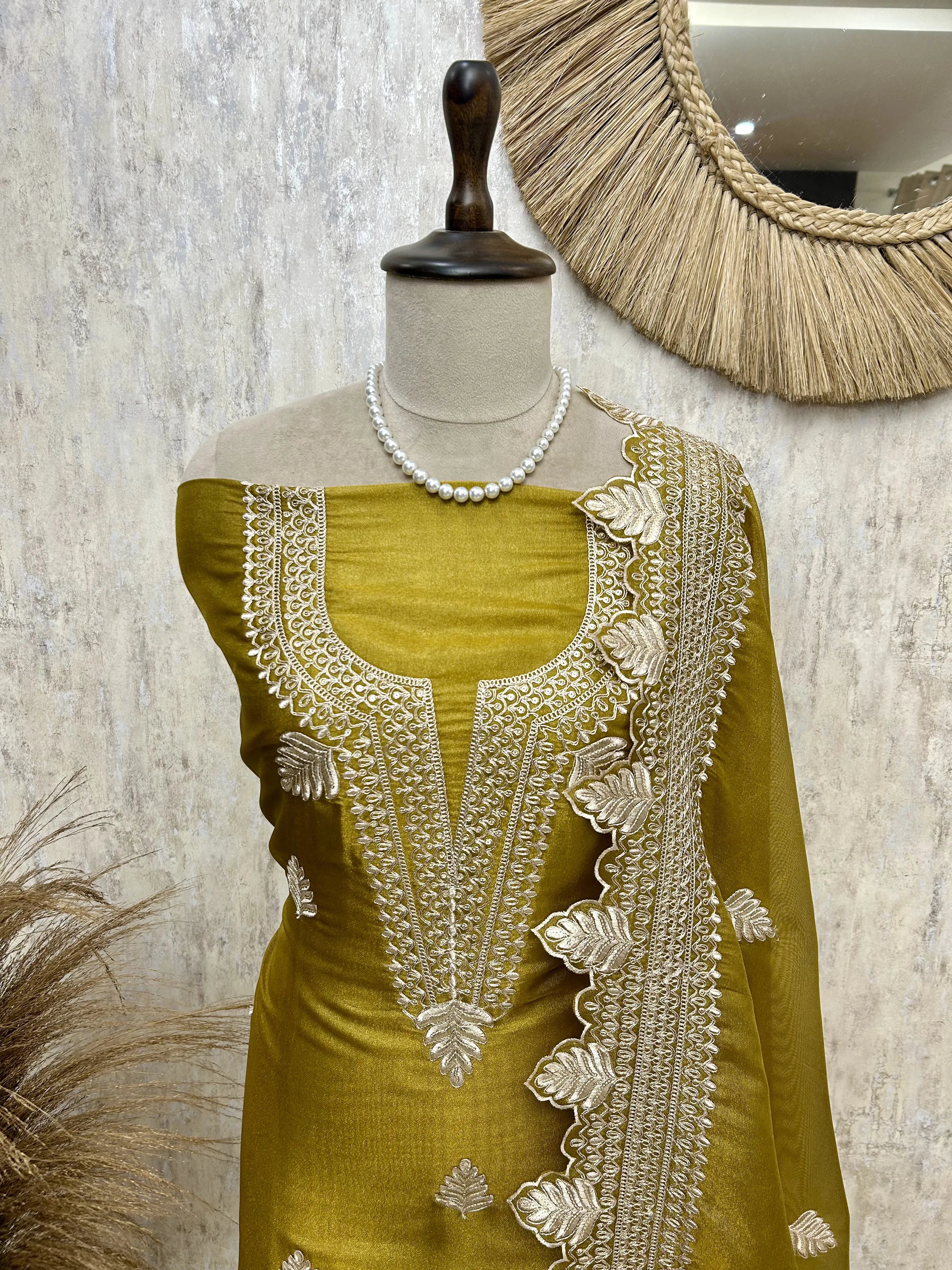 Royal tissue unstitched suit with classic