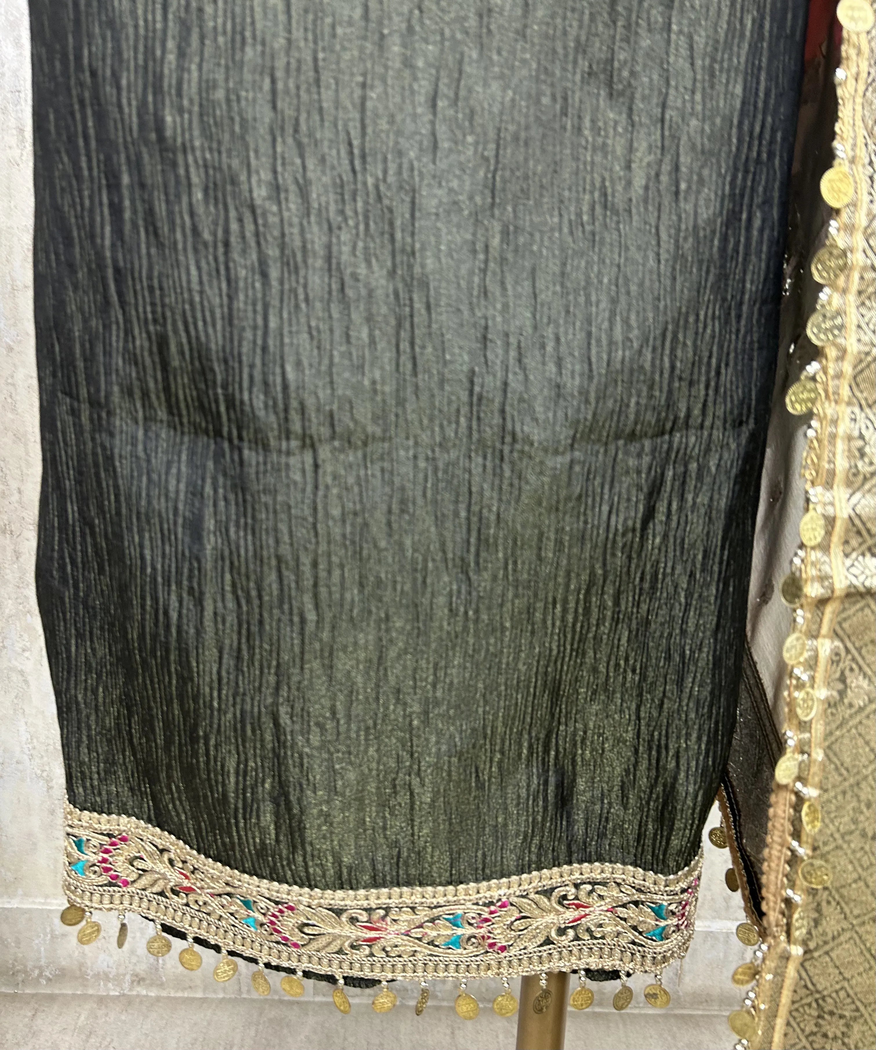 Crush Tissue unstitched suit with ombre floral dupatta & potli