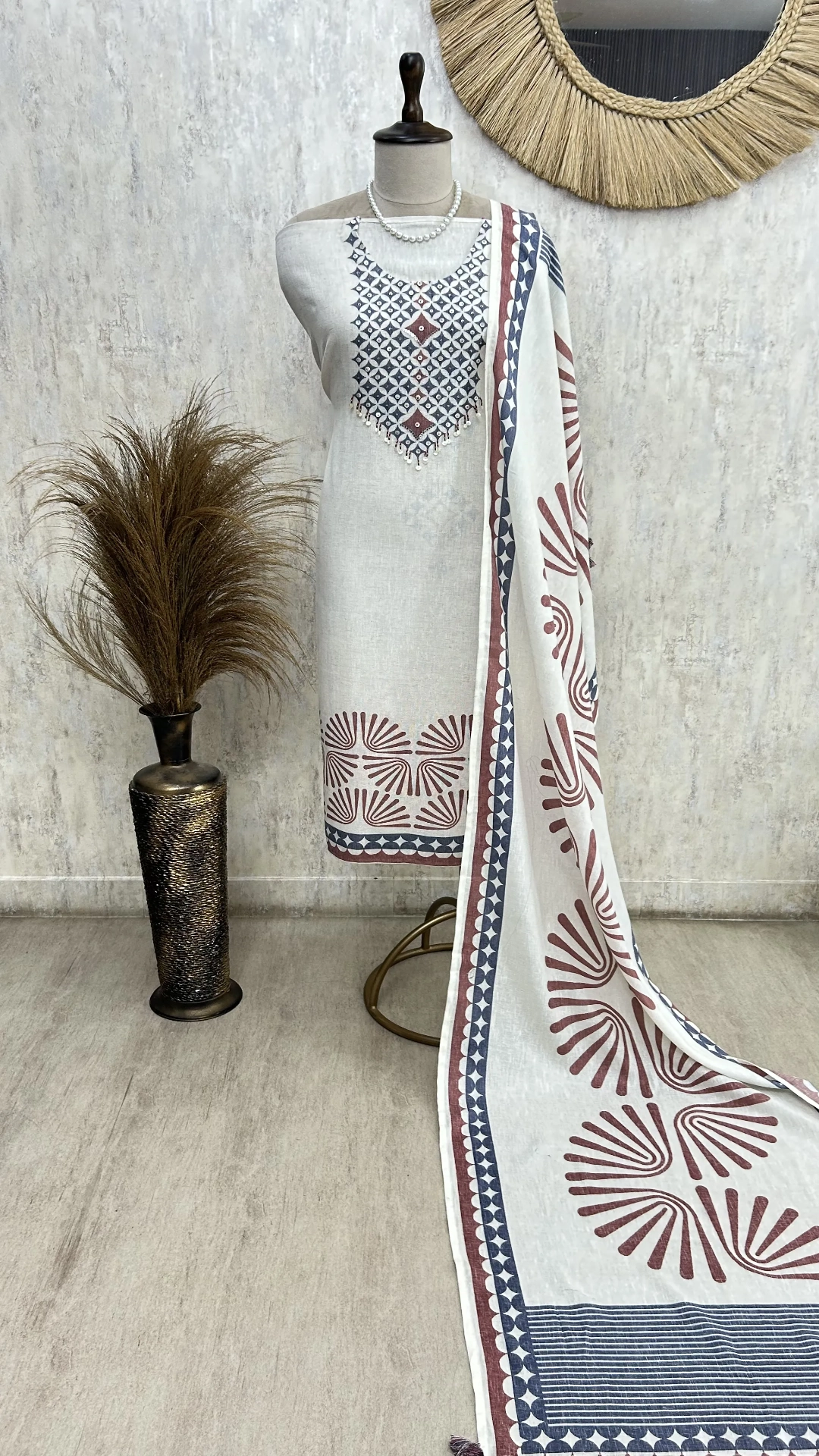 Elegant Ethnic Aura Unstitched Suit